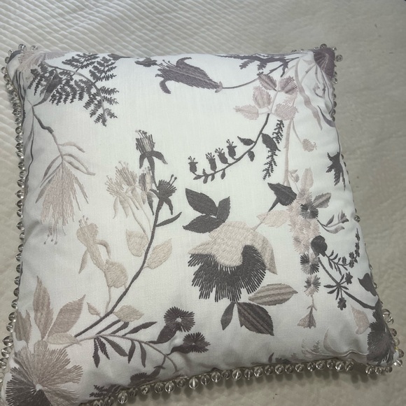 EASTERN ACCENTS / NAOMI FLORAL ACCENT PILLOW IN LILAC (2 Pillows) - Picture 15 of 16